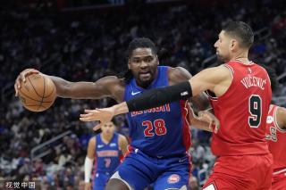 莱万在采访 莱万在采访